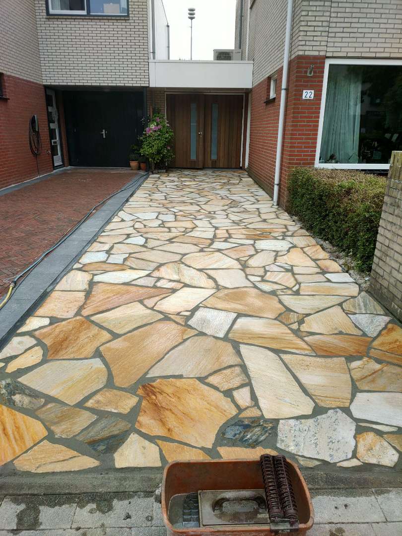 0000nieuws/2023/8-dordrecht/flagstone-terras-aanleggen-yellow-brasil-hoe-leg-je-flagstone-eindhoven