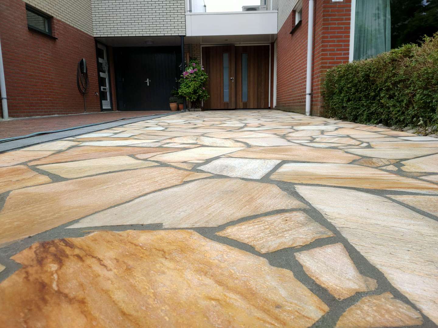 0000nieuws/2023/8-dordrecht/flagstone-terras-aanleggen-yellow-brasil-hoe-leg-je-flagstone-vught