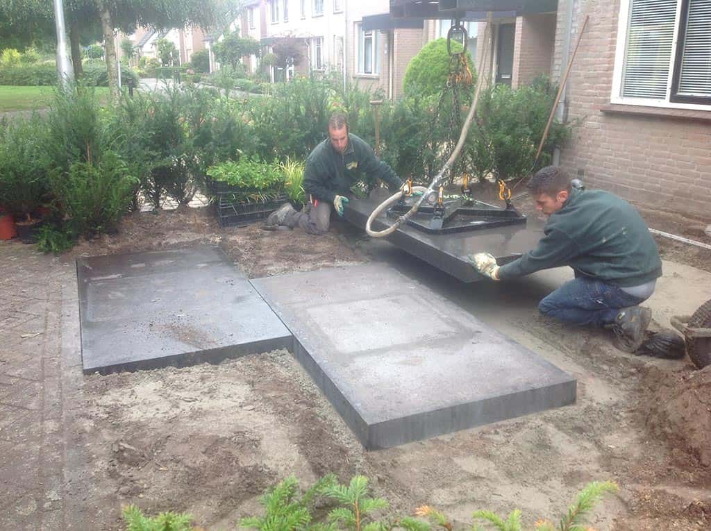 003dongen/9 aanleggen van een kleine moderne voortuin met moderen bestrating