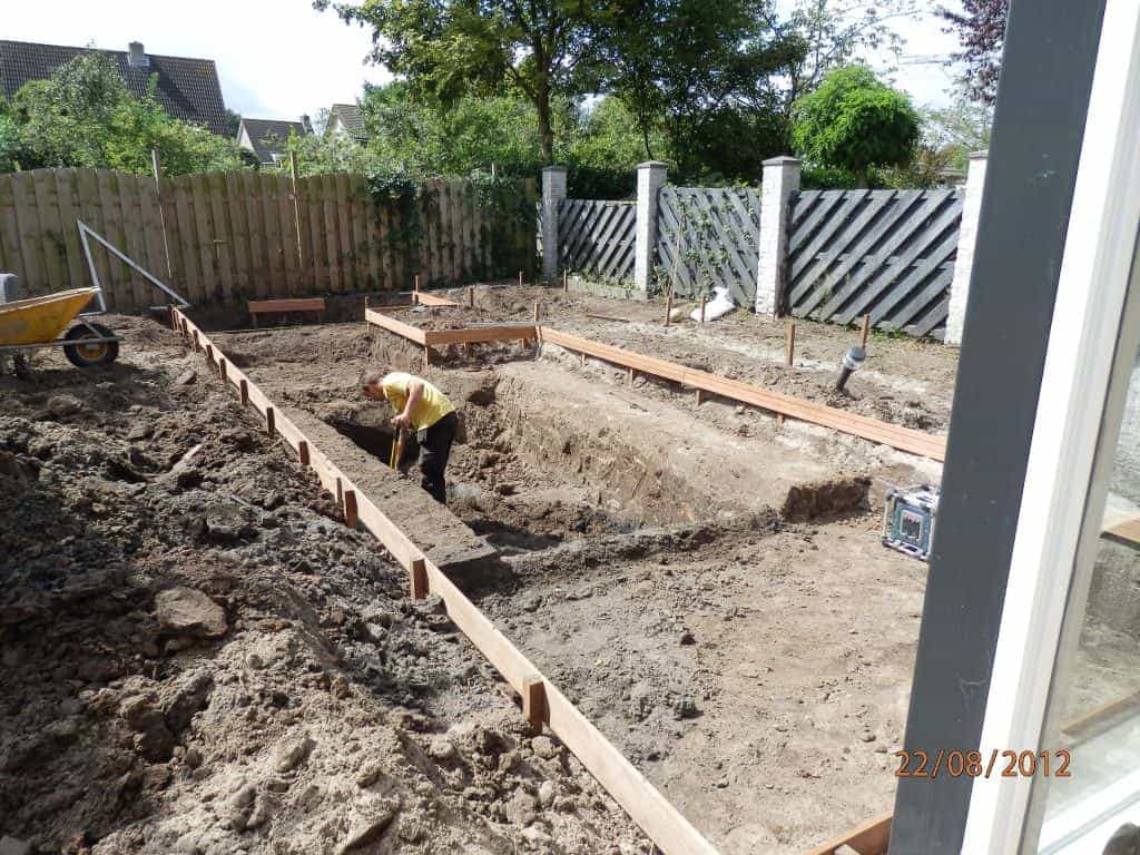 004regenwulp/stellen van kantplanken voor een strakke vijver