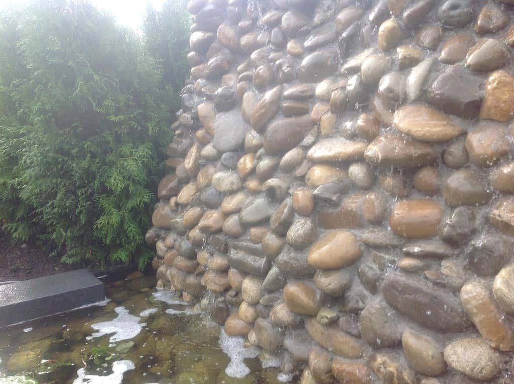 004regenwulp/waterval met maaskeien in breda 