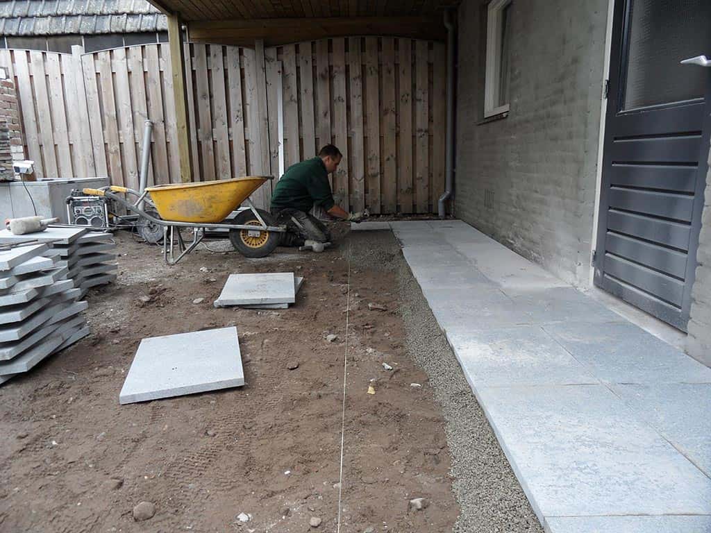 005loon op zand/inkloppen van natuursteen tegels op een gebroken puin bed, welke tegels passen er in een strakke tuin.JPG