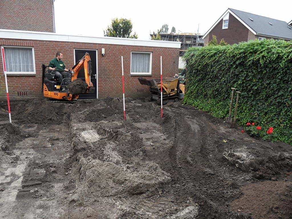 005loon op zand/leeg ruimen tuin grond afgraven met minikraan in tilburg breda eindhoven vught den bosch