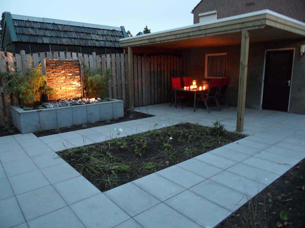 005loon op zand/moderne kleine achtertuin metluxe tuinoverkapping strak waterelemt.JPG