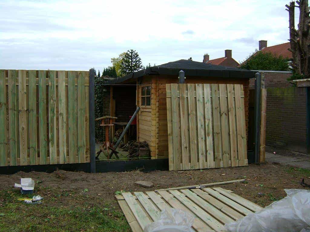 008 best boom rooien/02 plaatsen van een schutting met  19 planks grenen planken geschroefd.JPG