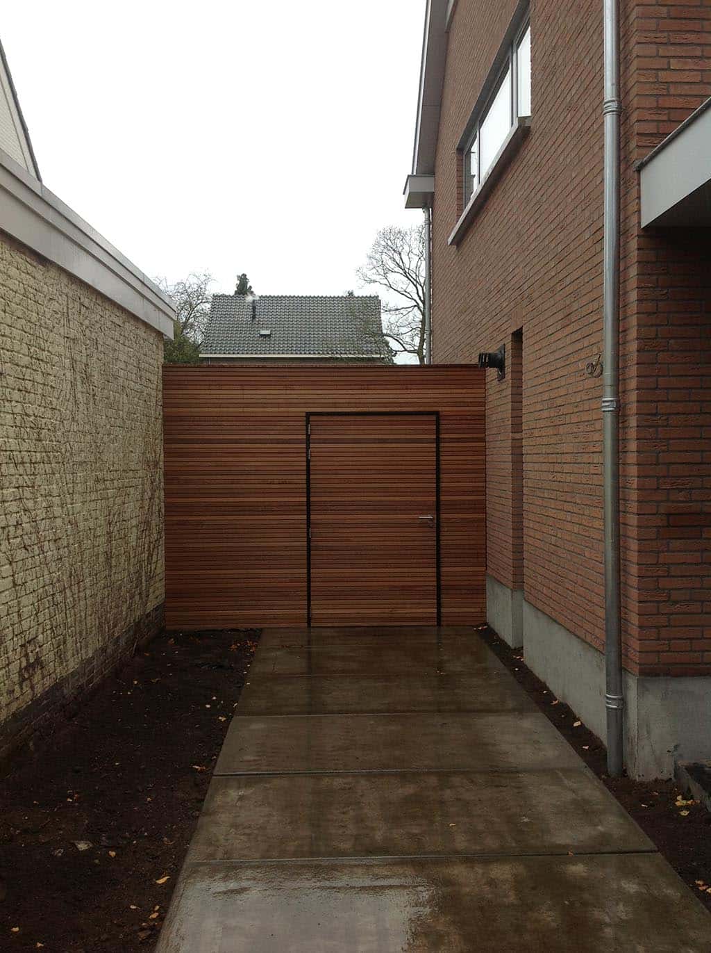 012geldrop/Moderene tuinmuur met Gebeitste kaderrand kozijn(1).JPG