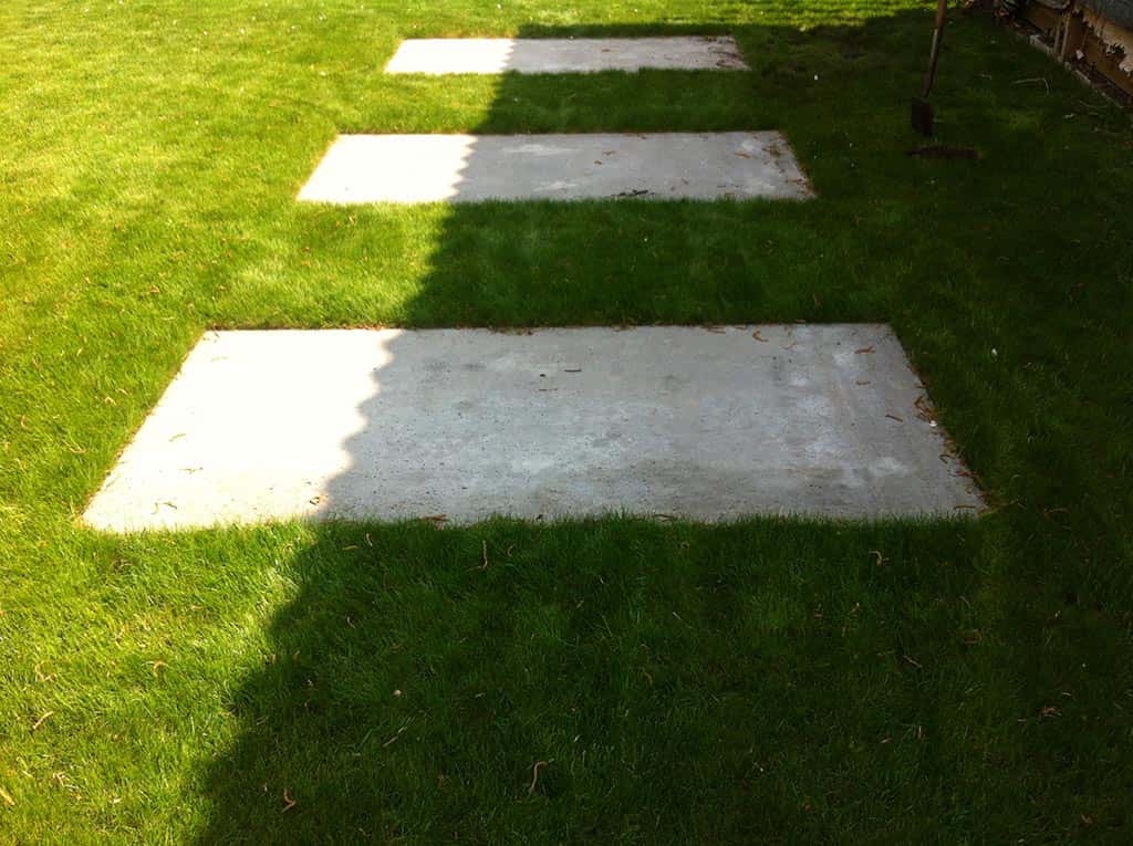 012geldrop/desing bestrating betonplaten 200x100 in het gazon.JPG