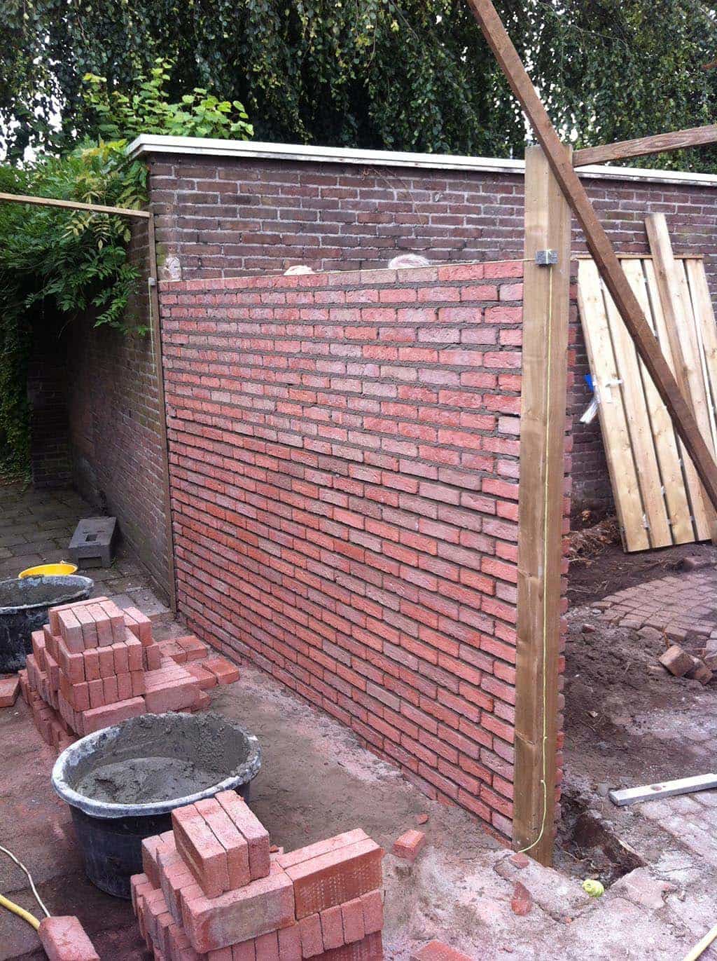012geldrop/plaatsen stenen tuinmuur Breda.JPG