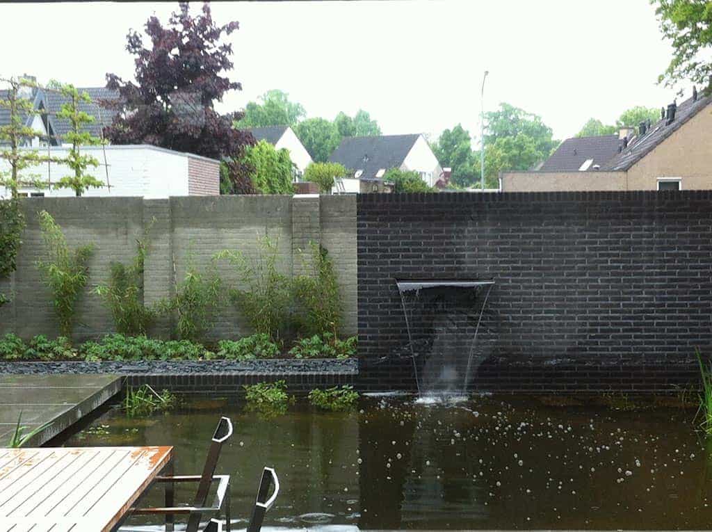 017goirlecorstiaans/foto van strakke tuinmuren met rvs waterelement(1).JPG