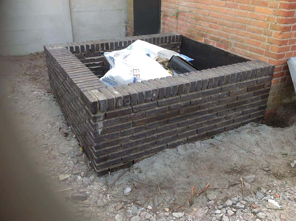 024 suus /Metselen van een plantenbak met zwarte metselstenen.JPG