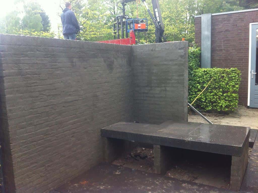 026 verboven/bijzondere tuinmuren met  open haard.JPG