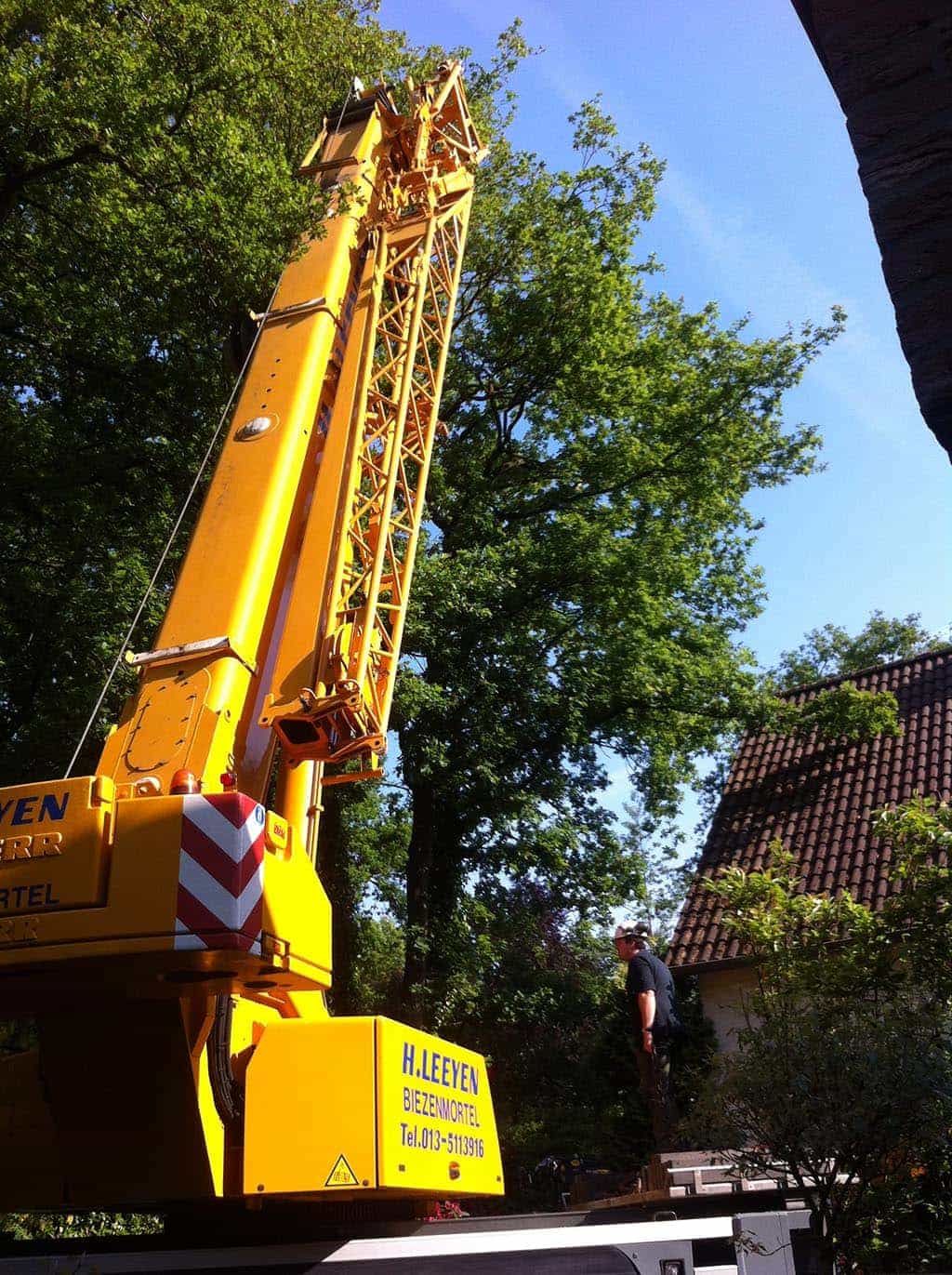 027 eikenboom kappen/bomen rooien met kraan.JPG