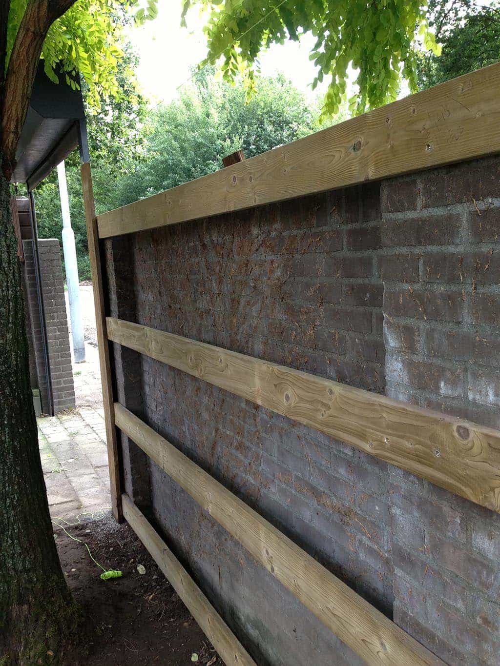 035martijn eindhoven/1 a schutting plaatsen tegen oude tuinmuur.JPG