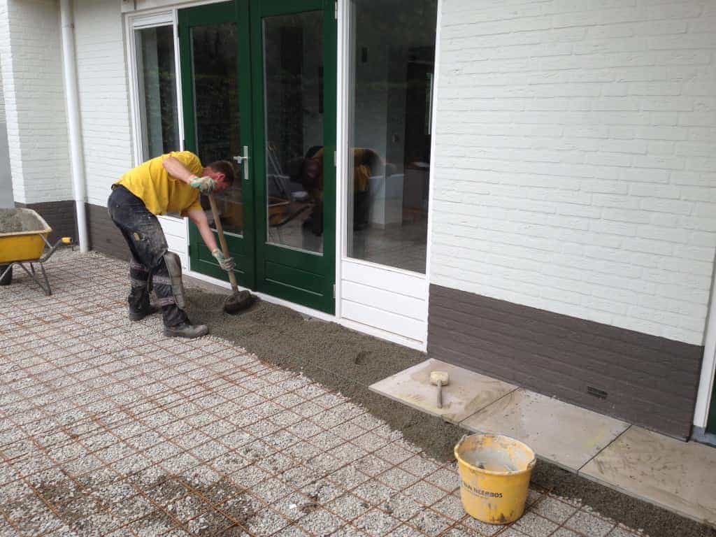 036roger/keramische-tuintegels-leggen.JPG