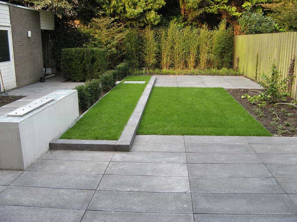 1 kleine moderne achtertuin met rvs waterelement in een betonnen muur hoe leg ik een strakke moderne achtertuin aan