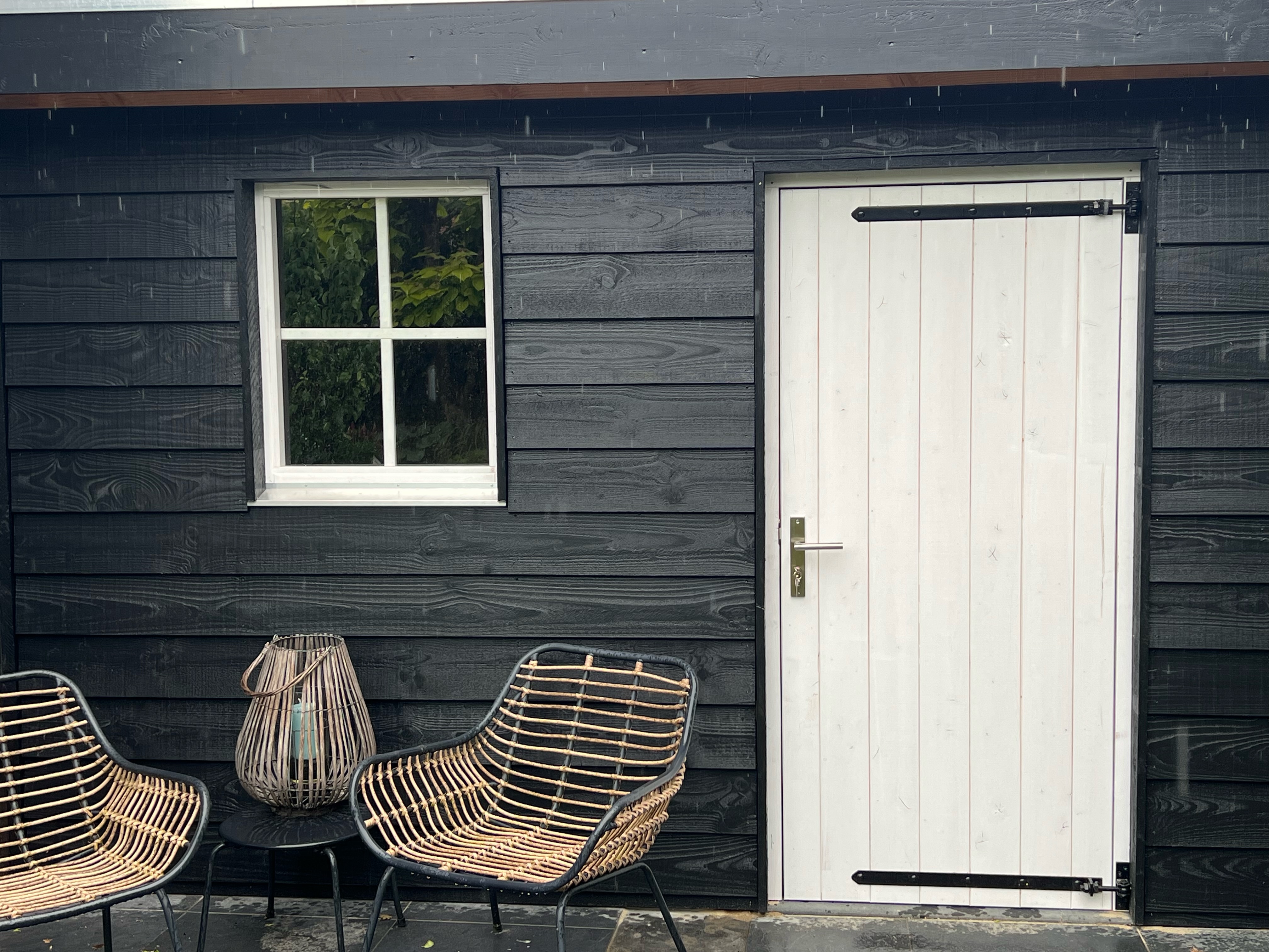 attachments/Tuinoverkapping-maken-met-zwarte-potdeksel-planken~220614171916-2