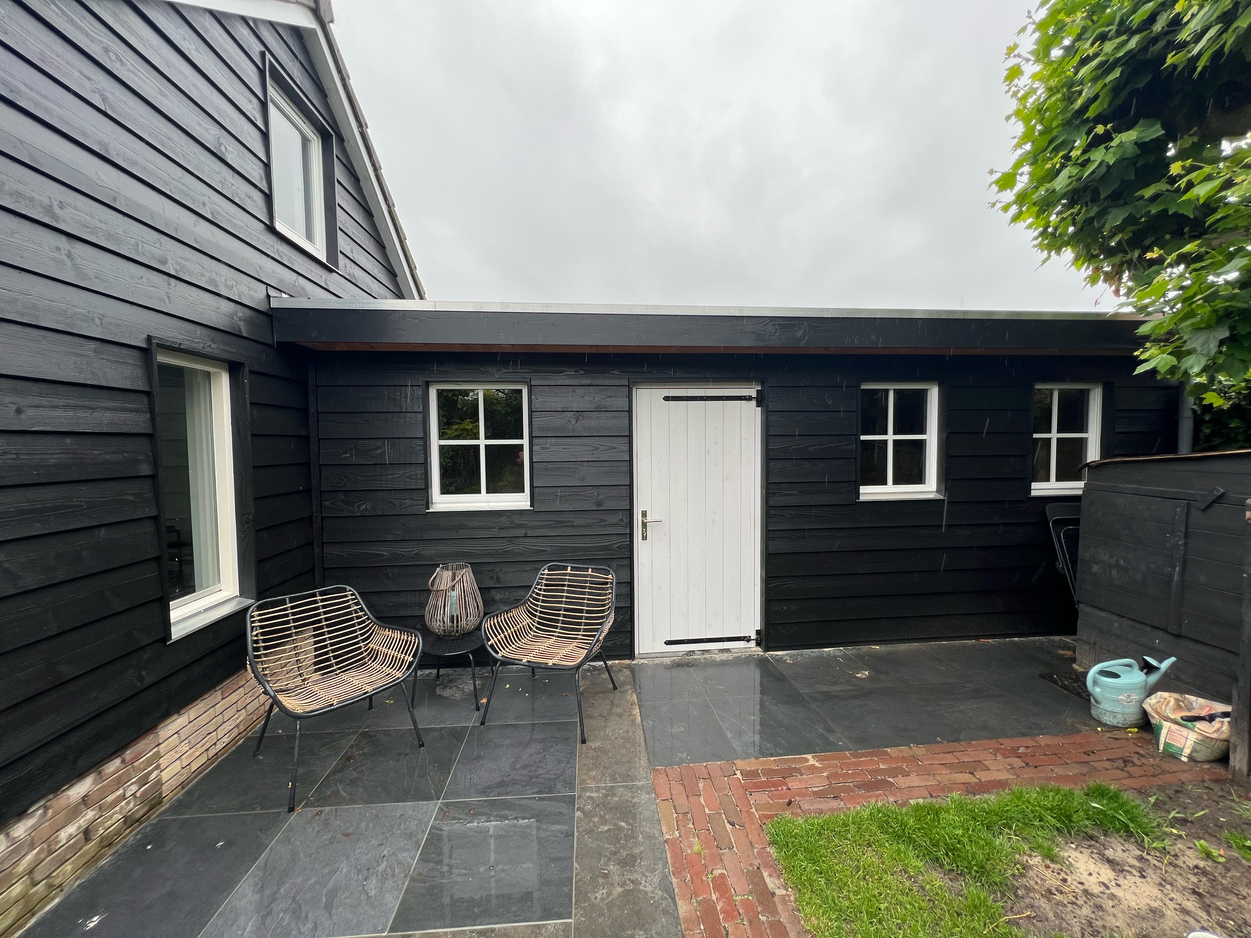 attachments/Tuinoverkapping-maken-met-zwarte-potdeksel-planken~220614171916-4