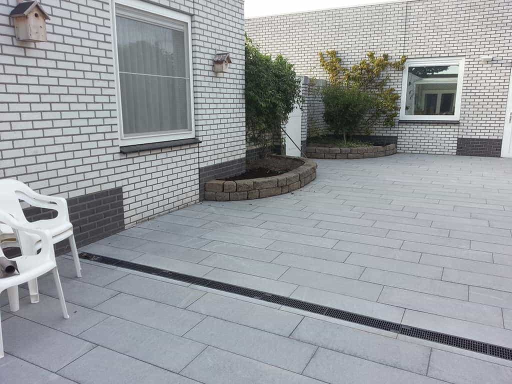 geeradvanspelde/leggen van natuursteen tegels 60x30 in split en cement