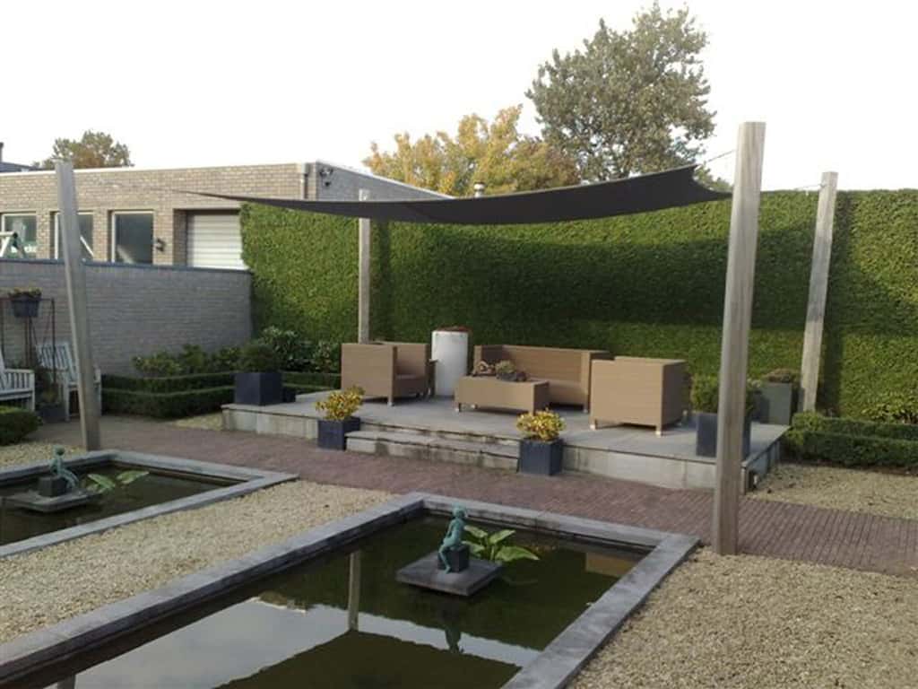 kruispunt schuttingen/11 schaduwdoek bij vijver en terras