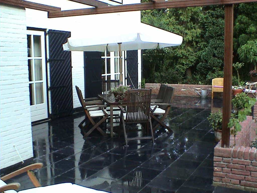 marloes/3 natuursteen terras met tafel en stoelen. natuusteen tegels 40x40x3