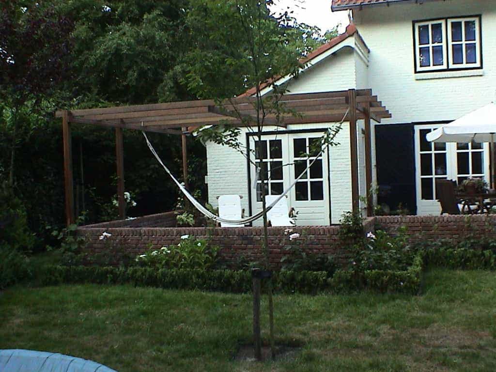 marloes/7 pergola boven een natuursteen terras. in vught 