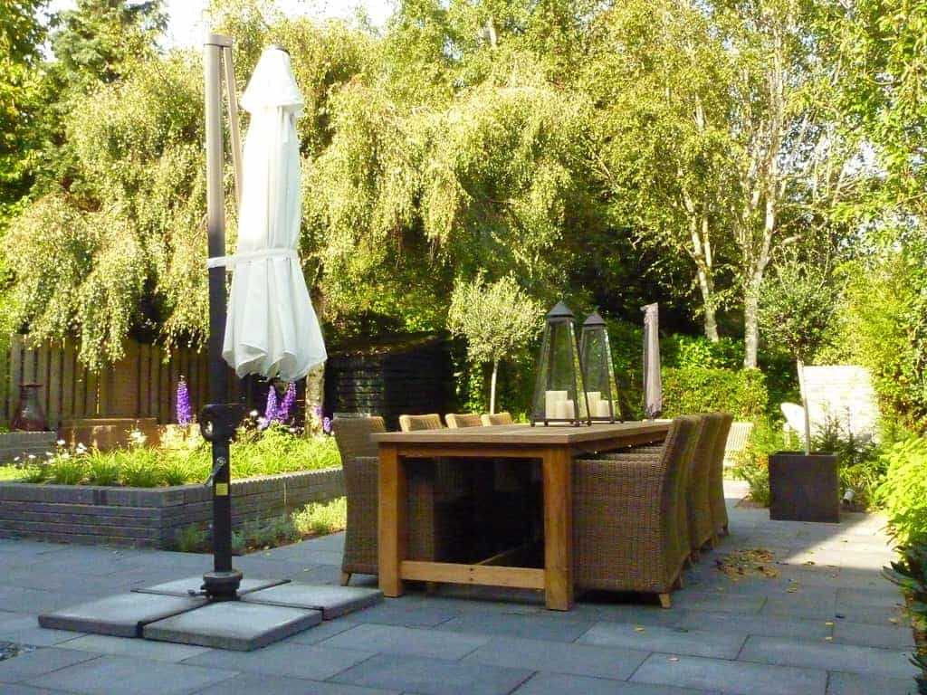 mes/12 tafel op een natuustenen terras. invoegen van bestraten met proxizand