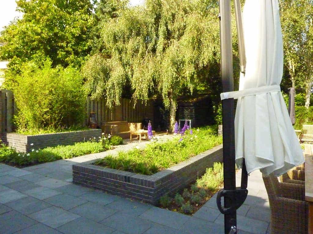 mes/3 stenen bakken in een strakke tuin. strakke tuinontwerpen in een moderne tuin
