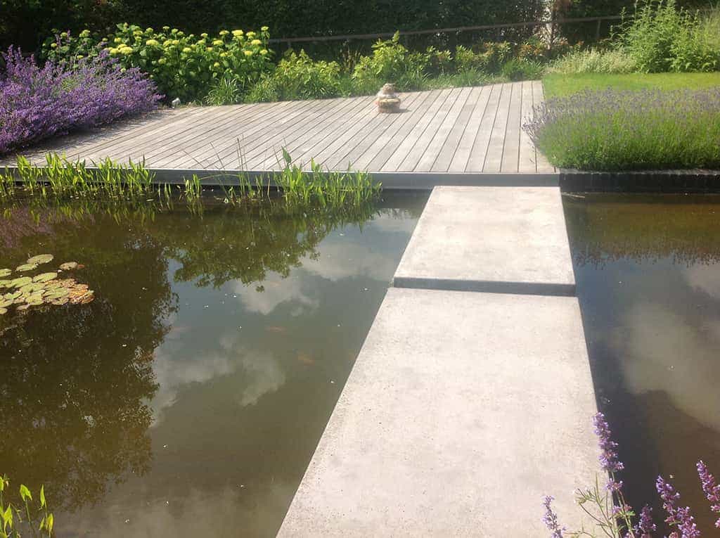 olpen/15 zwevende stapstenen in een helder vijver. vlonder van hardhout zonder schroeven