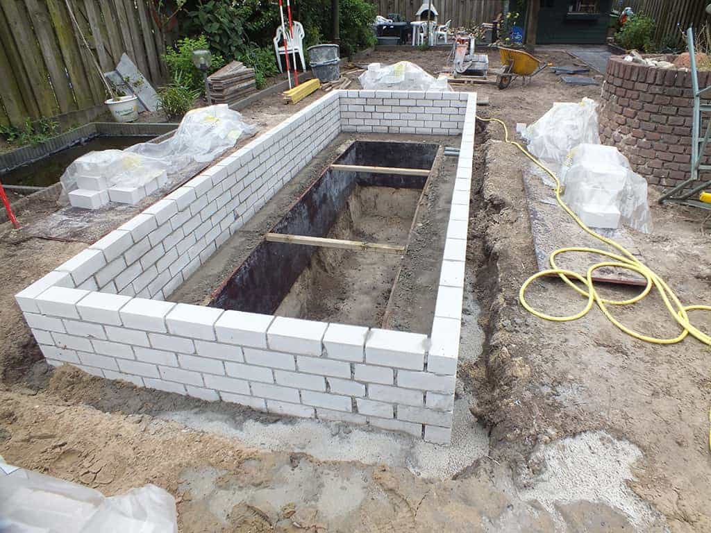 renee vijver/3 uitzetten en storten beton voor een strakke vijver