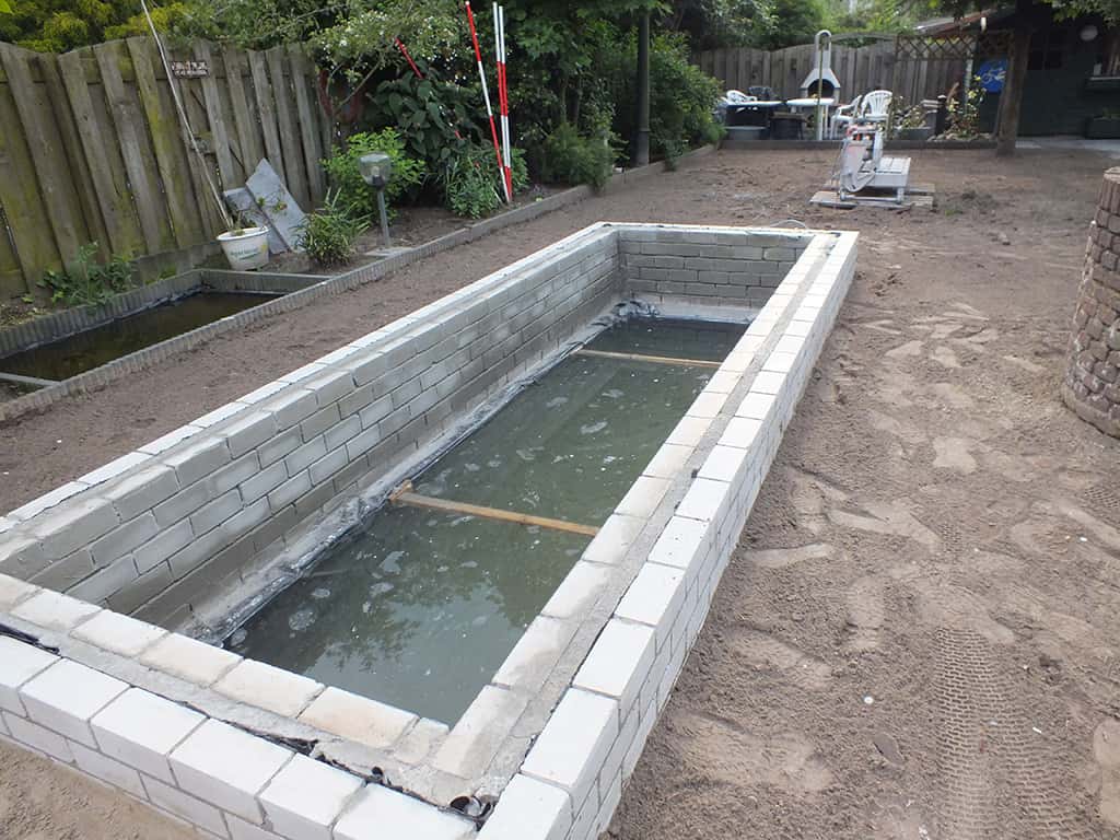 renee vijver/4 metselen vijverrand van kalkzandsteen steen muur in vught 