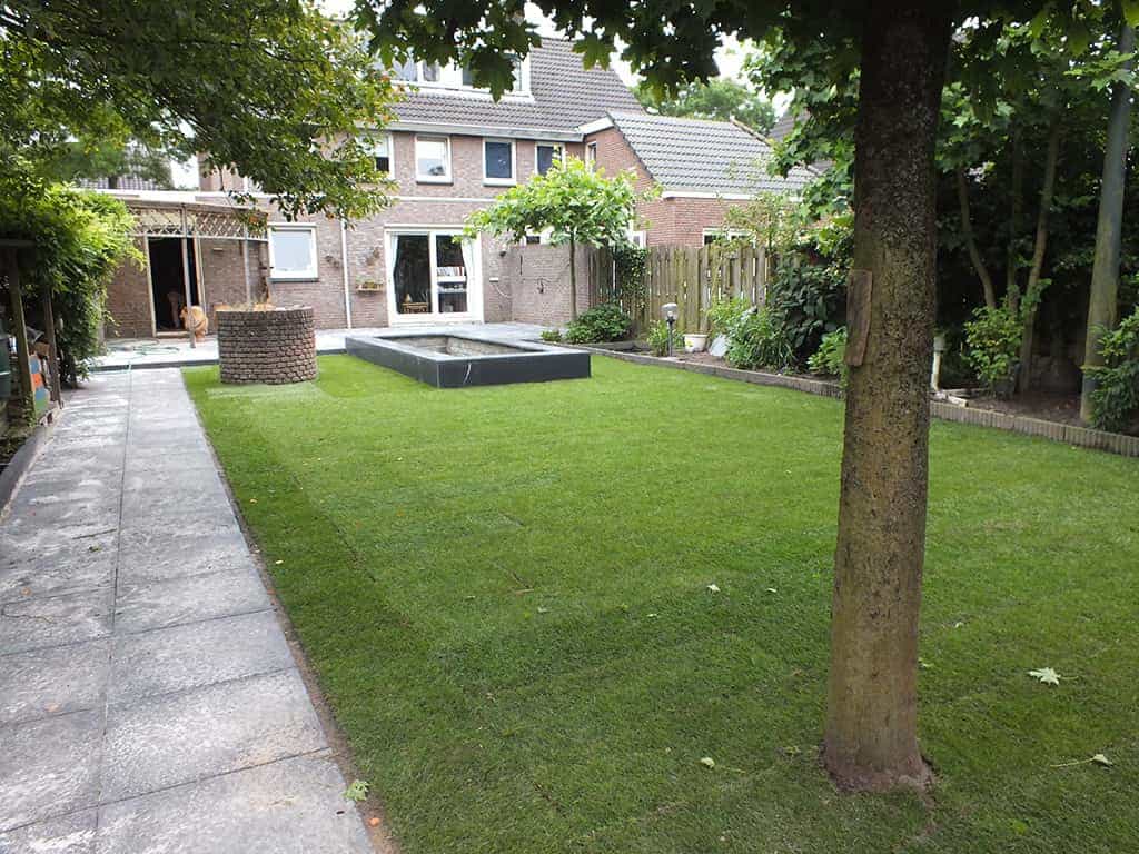 renee vijver/leggen van een schellevis tegel 60x60x5 pad naar achtertuin