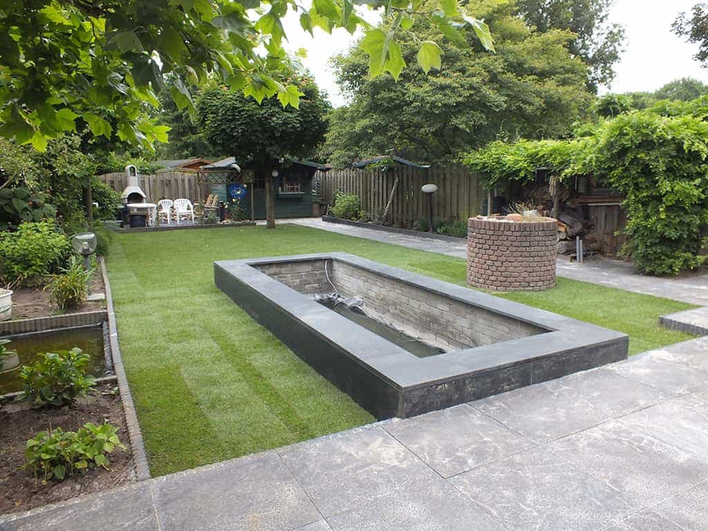 renee vijver/strakke vijver in een groen gazon. de vijver steekd 30 cm boven de grond uit vught hovenier