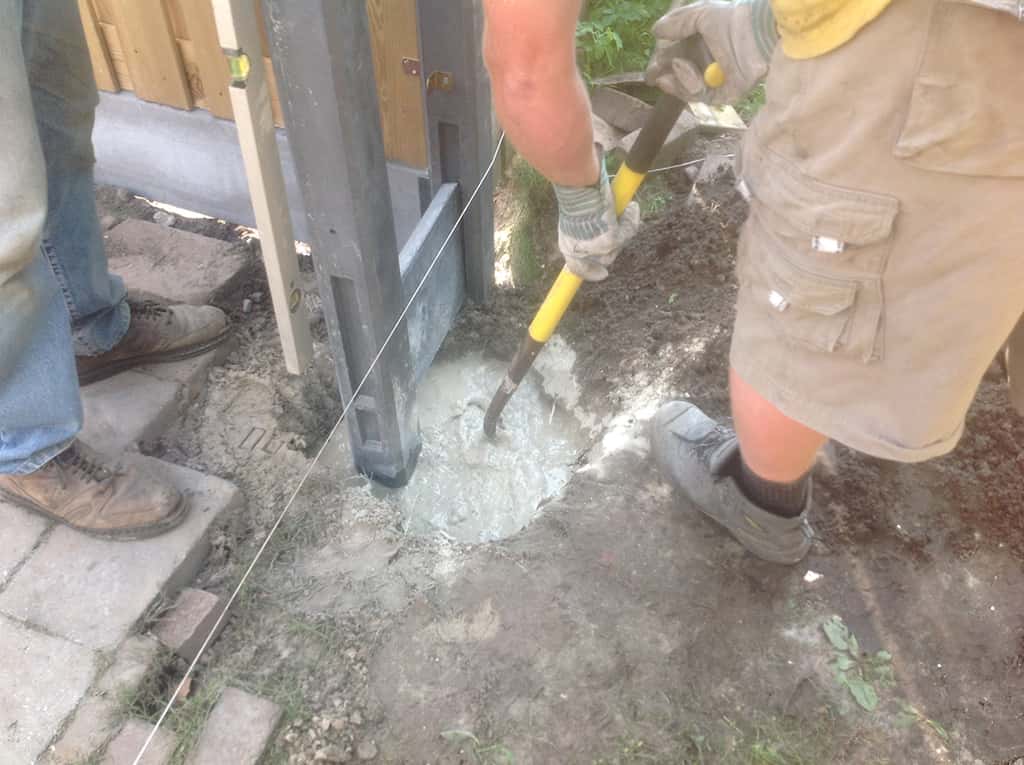 waalwijk/poortpalen van beton stellen met betonmortel